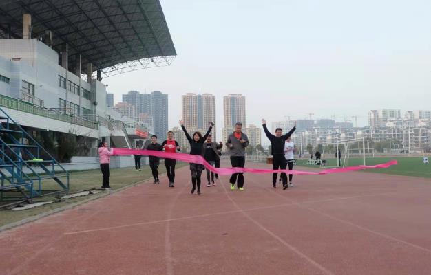 淮南十九中迎新年半程馬拉松跑昨日下午在校園舉行