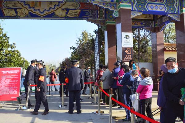 龍湖公園閉園后重新開放的第一天