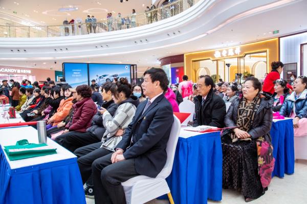 2021淮南市“憲法宣傳周”普法志愿者文藝演出在新城吾悅盛大舉行.