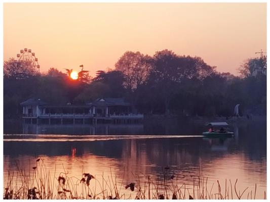 夕陽映龍湖