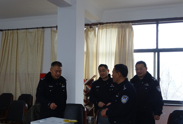 八公山區(qū)作家協(xié)會到交警大隊開展“送春聯(lián)進警營”活動