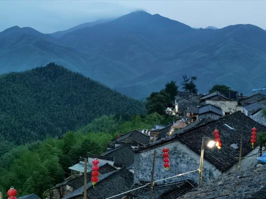 云端上的村落  (攝影/李維煥　配詩(shī)/幽蘭)