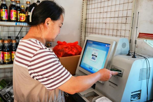 壽縣雙廟集鎮(zhèn)民生村：“觸電上網(wǎng)”購物忙  快遞進(jìn)村“加速度”