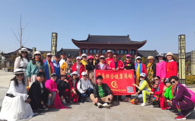 淮南聯合健康運動群28日到壽縣踏青，徒步城里城外雙公園，一群人一條心堅持一起走下去，歡聲笑語與快樂同行