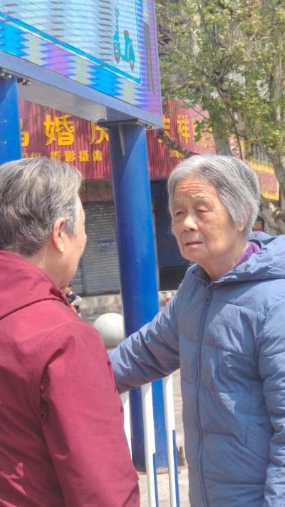街頭老姐妹對話