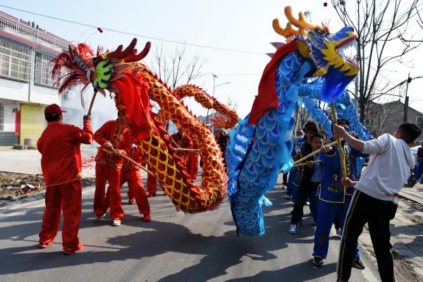 淮南：壽縣保義舞龍踩街喜慶“龍?zhí)ь^”