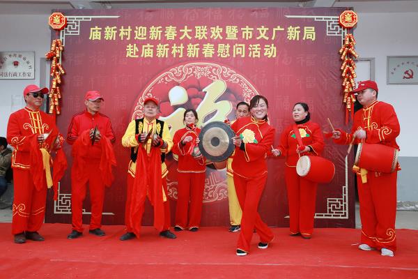 淮南市文廣新局領(lǐng)導(dǎo)赴潘集  廟新村幫扶點(diǎn)慰問(wèn)