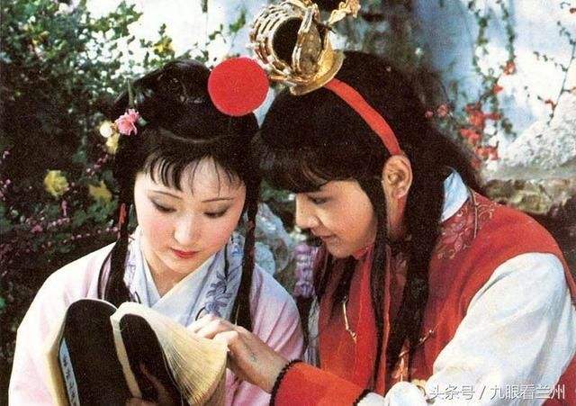 30紅樓夢-歐陽奮強(qiáng)飾演的賈寶玉和陳曉旭飾演的林黛玉.jpg 30紅樓夢-歐陽奮強(qiáng)飾演的賈寶玉和陳曉旭飾演的林黛玉.jpg