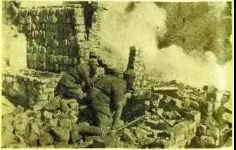 1938年，萬家?guī)X戰(zhàn)役中我軍重機(jī)槍陣地向敵發(fā)射.jpg