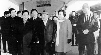 1992年1月鄧小平巡視南方，在武昌火車站和省、武漢市負(fù)責(zé)同志親切交談.jpg