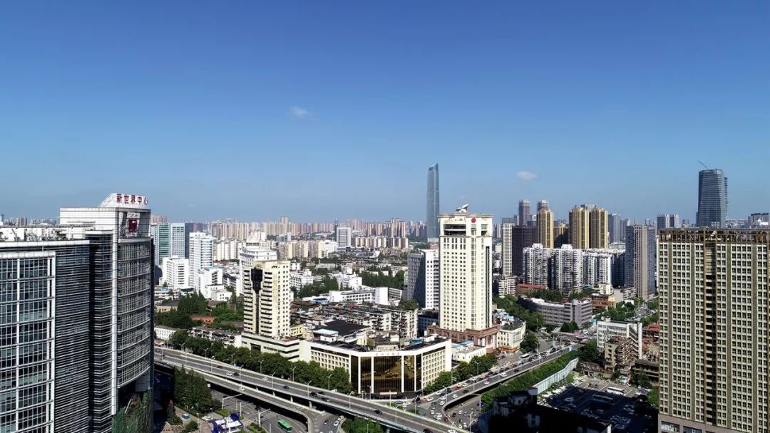 2018年8月，漢口航空路立交橋上車輛不僅多了N倍，旁邊的高樓房屋也多得數(shù)不清.jpeg