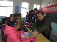 許志捐贈劉集小學貧困學生圖