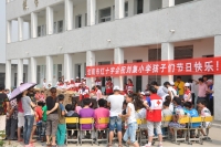 淮南市紅十字志愿者把關愛歡樂送給留守兒童