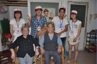淮南市紅十字志愿者看望為淮南建市60年默默奉獻(xiàn)的援淮空巢老人