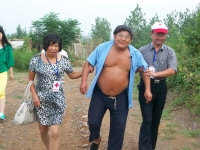 謝傻子康復出院----淮南市紅十字會組織志愿者再探謝老親歷不一樣的感動