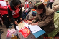 嚴冬送溫暖 真情傳萬家----淮南市紅十字會自籌35萬元款物開展“博愛送萬家”