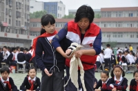 淮南市紅十字會應(yīng)急救護送進小學生運動會