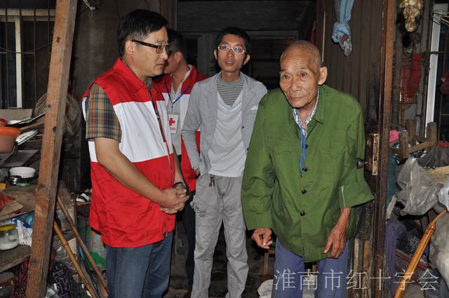“好人”探望“好人” —— 淮南市紅十字會組織優秀志愿者看望道德模范和身邊好