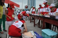 倡導文明出行創建文明城市 普及救護知識守護生命安全 —— 淮南市紅十字會“世界急救日”街頭主題活動受歡迎