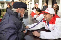 淮南市紅十字會組織組織志愿者為孤寡老人送溫暖送健康