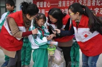 淮南市紅十字志愿者溫情歡樂送給留守兒童