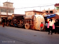 灌裝車側翻壓垮路邊民房