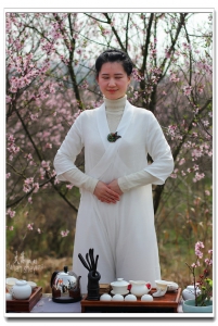 白衣仙女獻(xiàn)茶來(lái)